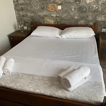 Potis Stone House * Akia