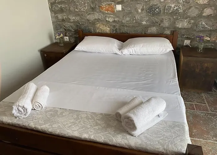 Potis Stone House * Akia