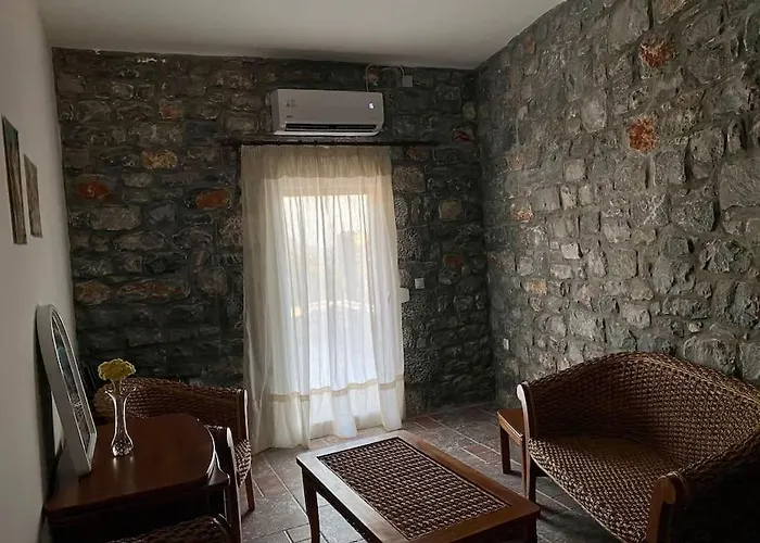 Semesterbostad Potis Stone House Akia